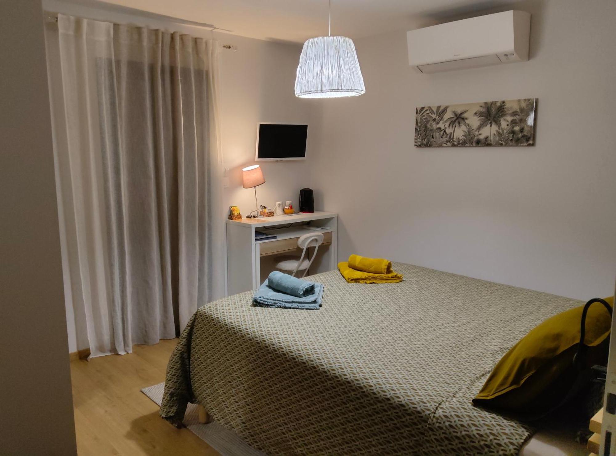 Du Cote De Chez Paule, Chambre Avec Entree Independante Et Salle D'Eau Privative Séméac Eksteriør billede