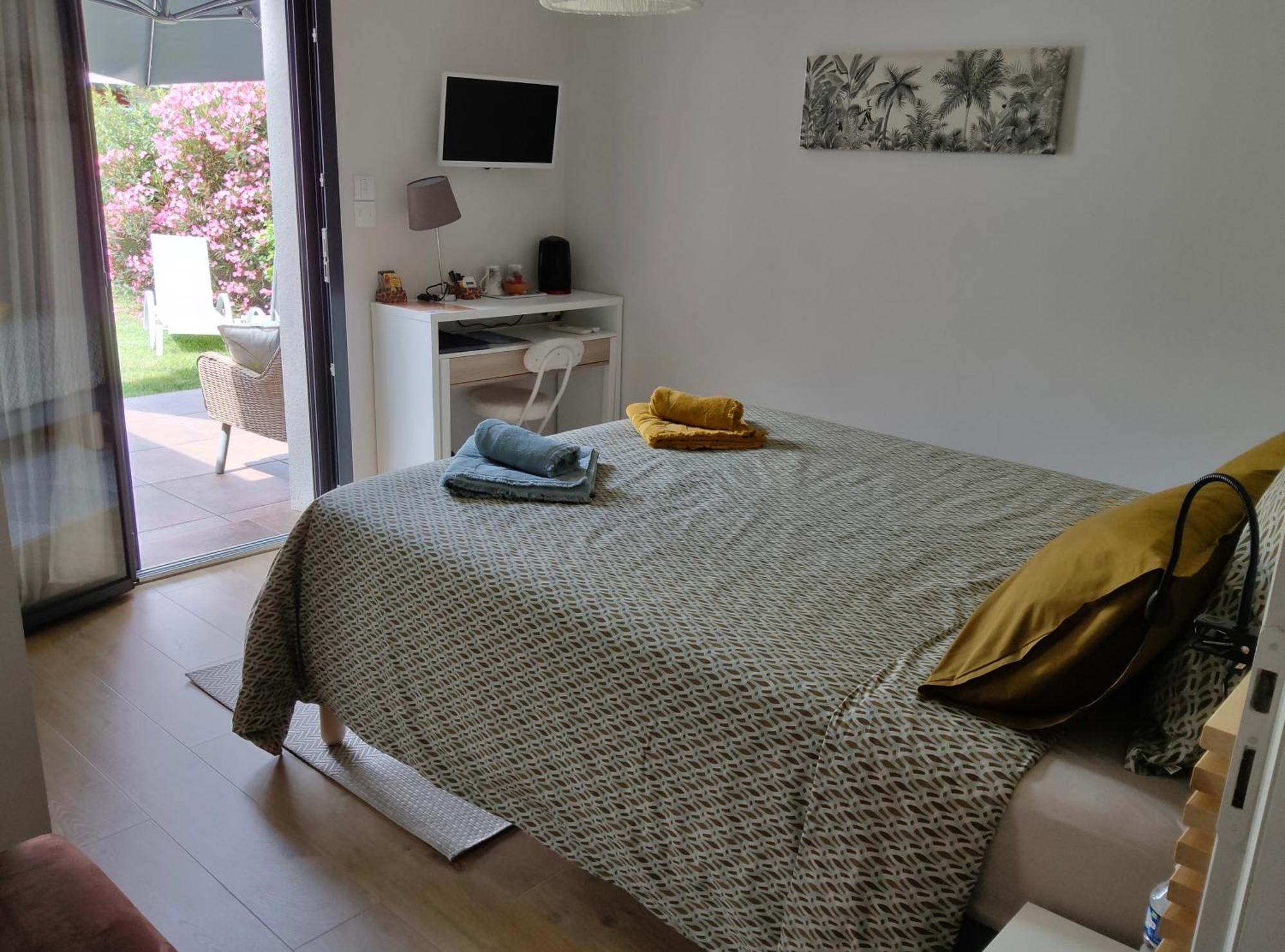 Du Cote De Chez Paule, Chambre Avec Entree Independante Et Salle D'Eau Privative Séméac Eksteriør billede