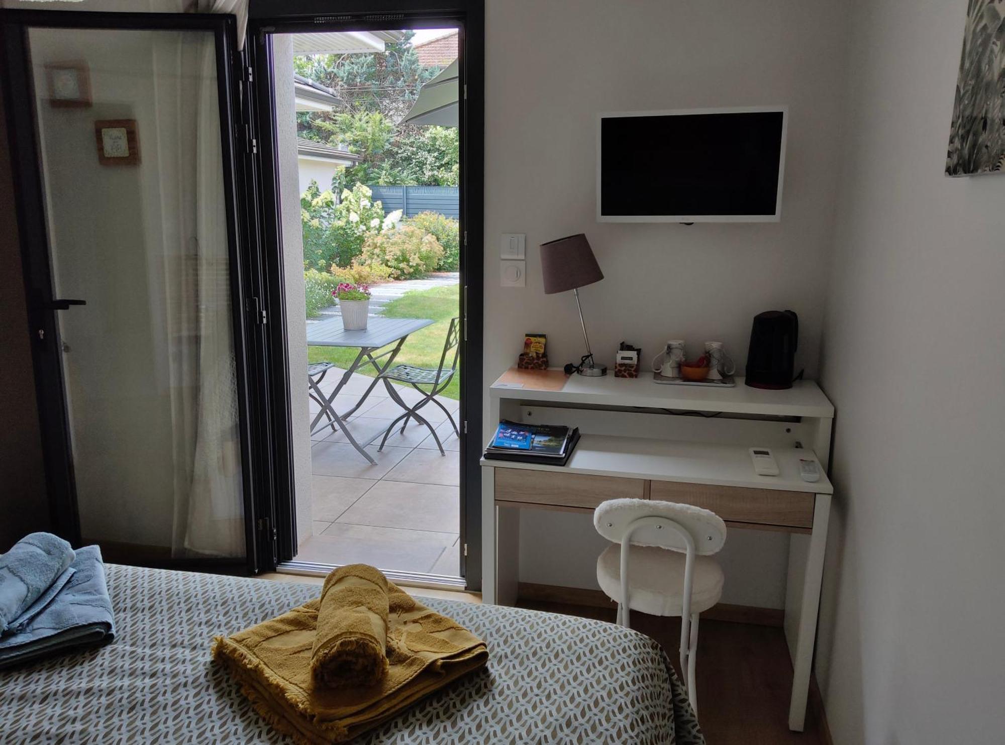 Du Cote De Chez Paule, Chambre Avec Entree Independante Et Salle D'Eau Privative Séméac Eksteriør billede
